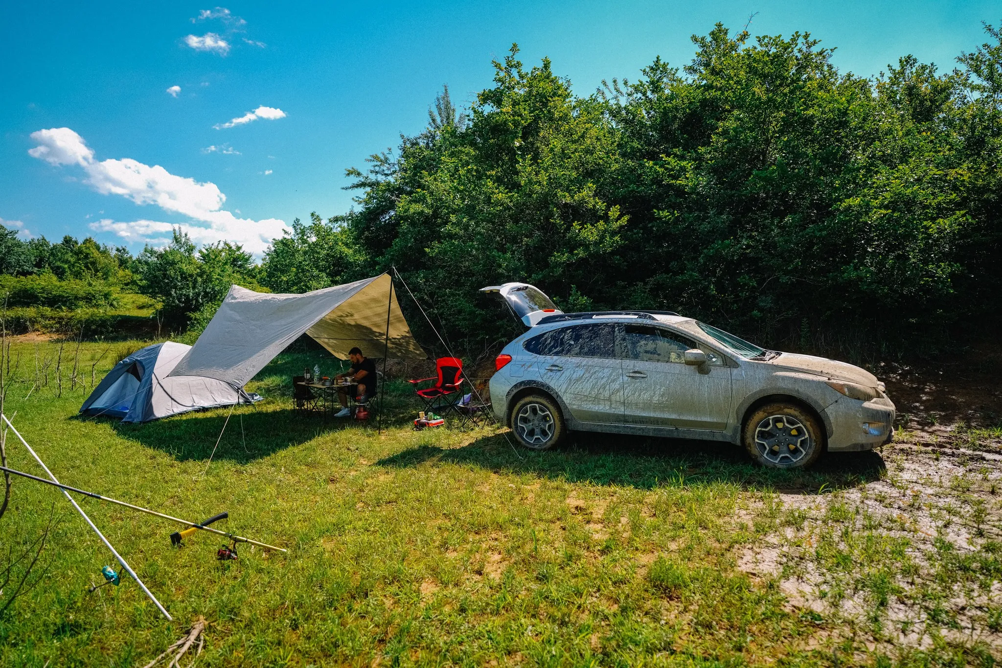 Туристическое снаряжение с автомобилем 4x4